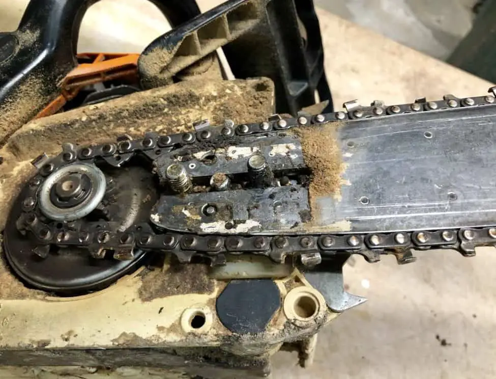 How to replace a chainsaw chain